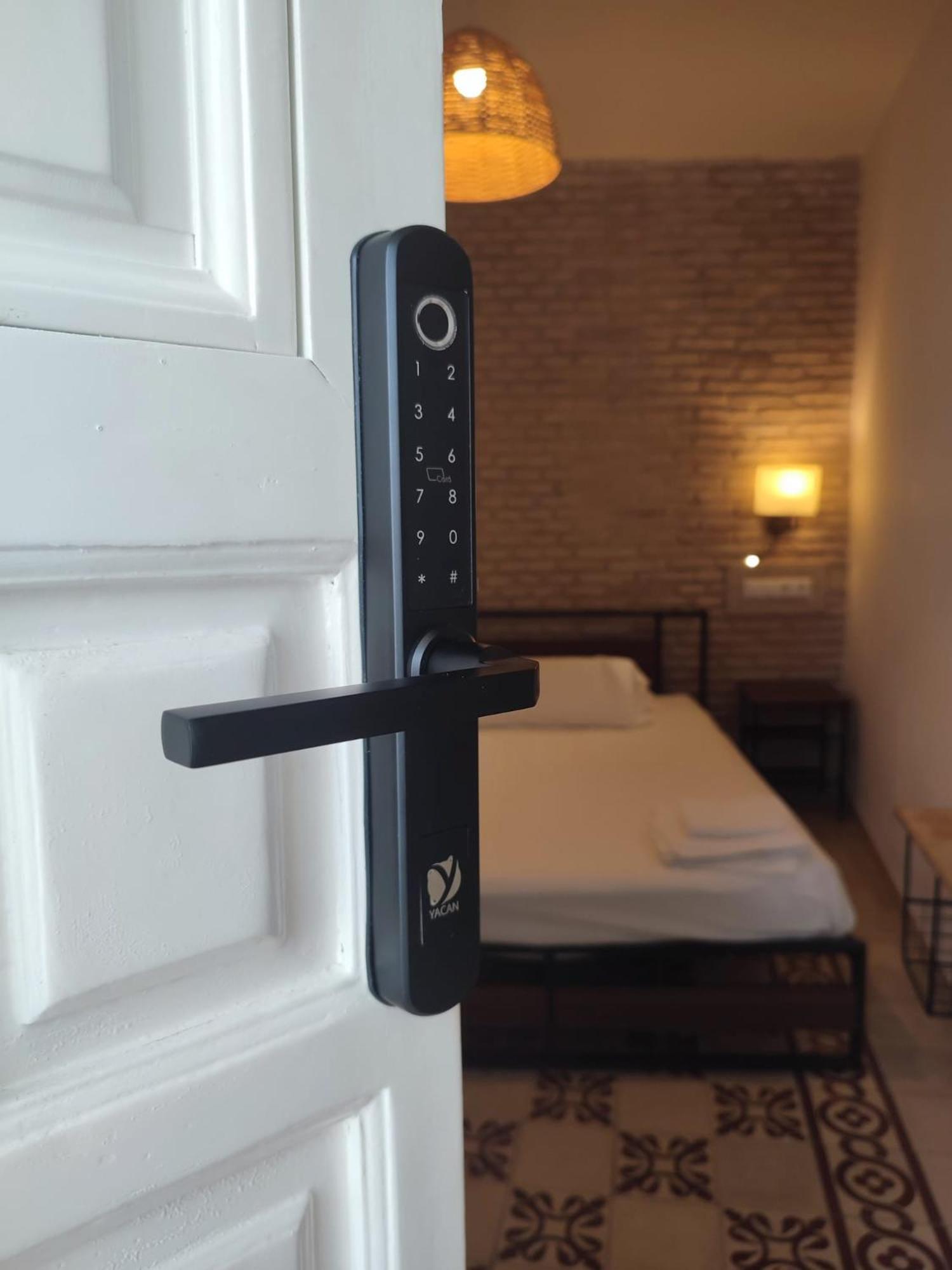 Hostel Ibarra By Bossh! Hotels เซบีญา ภายนอก รูปภาพ